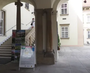 Vestibul – sloupy a polosloupy