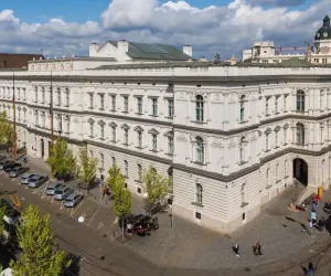 Ústavní soud - sochy na atttice a sněmovní sál